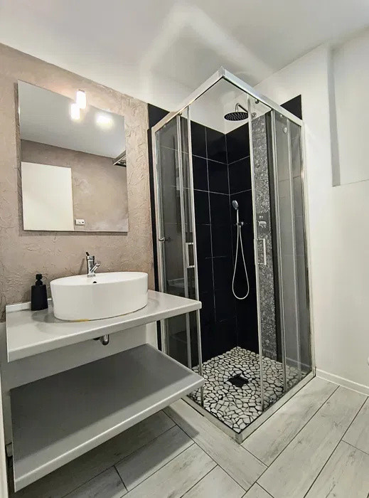 Garsonieră renovată de închiriat | Centrală proprie | 31 mp | Victoriei |